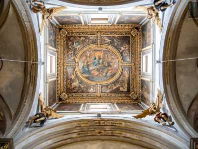Ma il �pezzo forte� si scopre guardando il soffitto, che sfoggia un affresco della �Gloria di Cristo� opera di Vitantonio De Filippis attorniata da statue dei quattro angeli dell�Apocalisse che rendono la visione pi� spettacolare